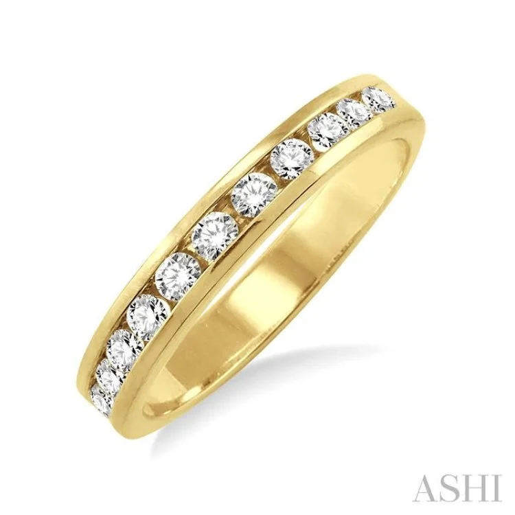 women’s band rings-1/6 Ctw Round Cut Diamond Wedding Band in 14K Yellow Gold