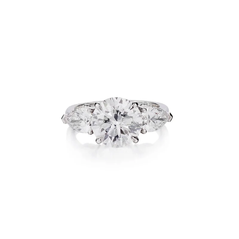 women’s three-stone engagement rings-ROUND BRILLIANT CUT DIAMOND RING